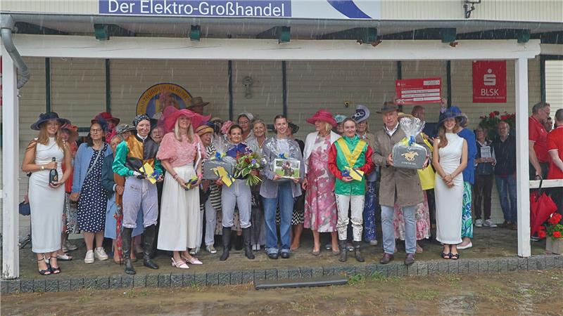 Besonders gekniffen vom Wetter sind Christiane von Gadenstedt (vorn links, mit rosa Hut) und die Sponsorinnen des Rennens „Damenwahl“: Da machen sie sich schick und dann gießt es den ganzen Tag in Strömen.