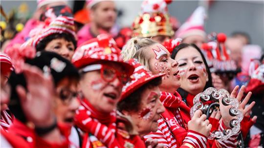 Besonders groß wird der Karnevalsauftakt traditionell in Köln gefeiert. (Archivbild)