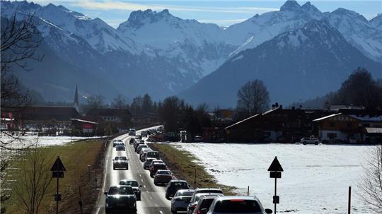 Besonders hoch ist die Staugefahr laut ADAC auf dem Weg in die Berge. (Archivbild)