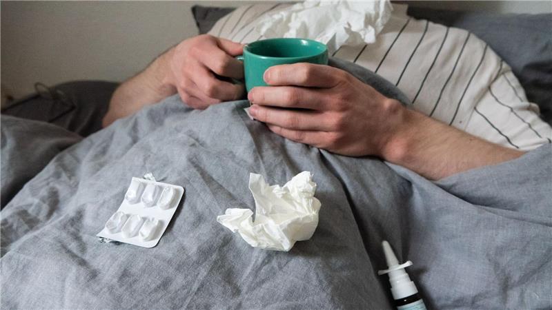Besonders im Januar und Februar waren in Niedersachsen viele Beschäftigte wegen Grippe oder Erkältung krankgeschrieben. (Symbolbild)