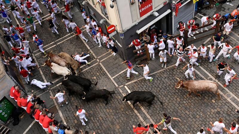 Besonders in Kurvern auf der mehr als 800 Meter langen Strecke kommt es immer wieder zu gefährlichen Szenen. Wer stürzt, soll flach liegen bleiben und die Hände schützend über den Kopf halten, bis die Meute vorbeigeprescht ist.