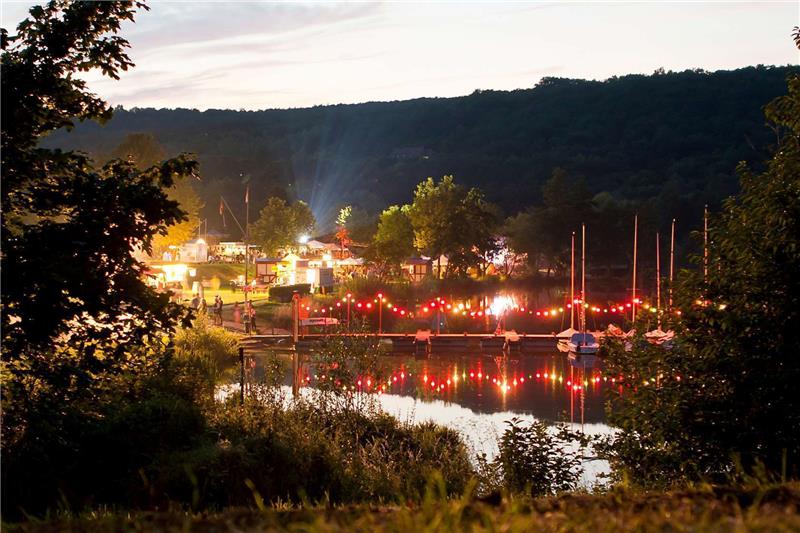 Besonders stimmungsvoll ist das Vienenburger Seefest in den Abendstunden, wenn die Lichter am See so richtig zur Geltung kommen.  Foto: Kohlmann
