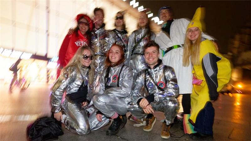 Erste Karnevalsfans in Köln unterwegs Besonders weit gereist: Für diese Jecken aus Freiburg begann die Reise in den Karneval bereits vor Stunden.
