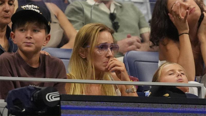 Besorgt verfolgen Djokovic‘ Ehefrau Jelena und die gemeinsamen Kinder das Spiel. 