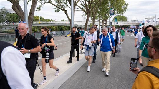 Besprechung auf dem Weg durch Paris: Christian Klaue redet mit IOC-Chef Thomas Bach.