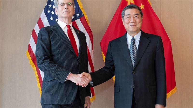 Xi bei Trump: US-Regierung verkündet Atempause im Zollstreit Bessent traf He bereits in New York. (Archivbild)