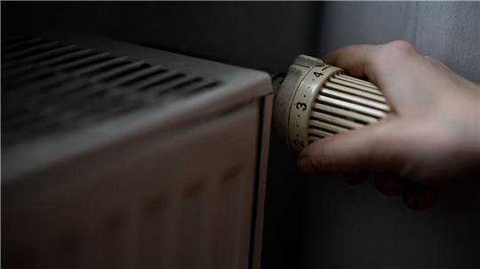 Besser mal runterdrehen - Heizen kann teuer sein. (Symbolbild)