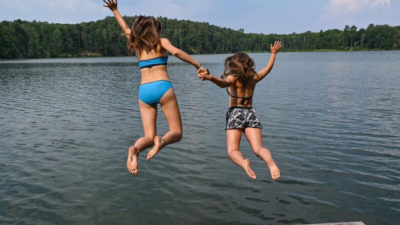 Besser nur an bekannten Badestellen ins Wasser springen.