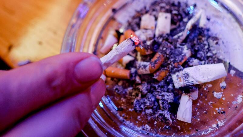 Auch bei Herzerkrankung: Rauchstopp „halbiert“ Infarktrisiko Besser spät als nie: Laut einer Studie profitieren auch Herzkranke vom Rauchstopp. (Archivbild)
