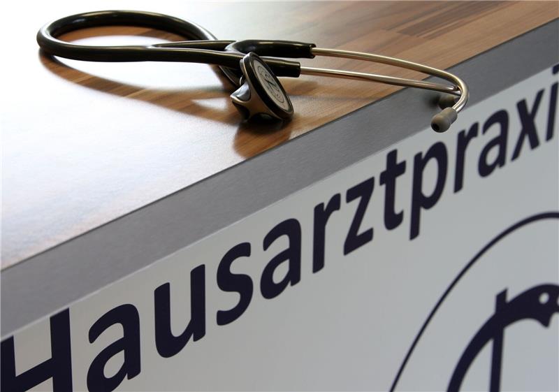 Was bringt Lauterbachs Hausärzte-Offensive? Bessere Arbeitsbedingungen sollen dazu beitragen, das Netz der Hausarztpraxen mit Blick auf eine kommende Ruhestandswelle zu erhalten.