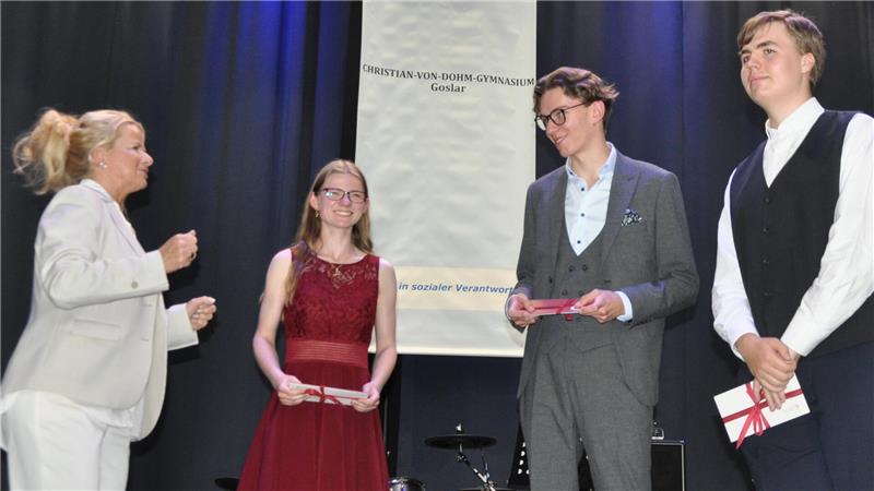 Goslarer CvD-Gymnasium entlässt seinen Premieren-Jahrgang Beste Abiturnoten für eine junge Dame und zwei Herren (v.l.): Goslars Oberbürgermeisterin Urte Schwerdtner ehrt Jolina Habich (1,6) sowie Lukas Laudenbach und Richard Vodegel (jeweils 1,3).