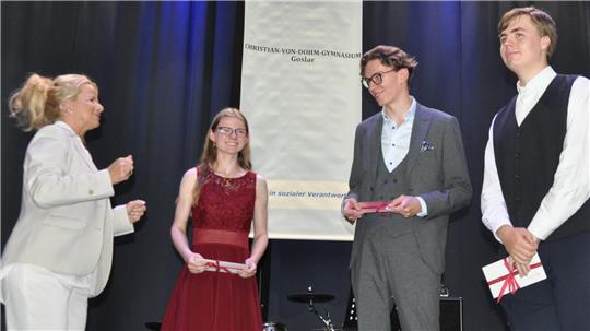 Beste Abiturnoten für eine junge Dame und zwei Herren (v.l.): Goslars Oberbürgermeisterin Urte Schwerdtner ehrt Jolina Habich (1,6) sowie Lukas Laudenbach und Richard Vodegel (jeweils 1,3).