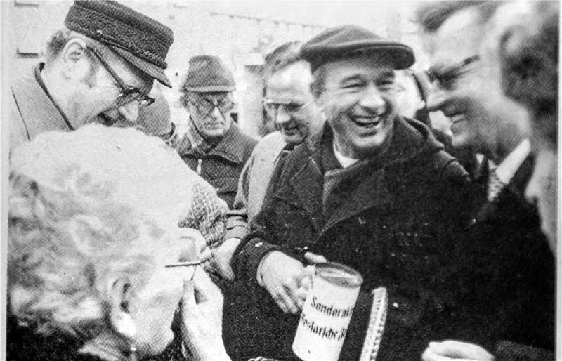 Zum Jubiläum gibt es die GZ-Glücksschweinchen in Grün Beste Stimmung beim Schweinchenverkauf 1981 mit den Ratsherren Otto Hoffmann (li.), Herbert Specht (re.) und dem damaligen GZ-Verleger Dr. Klaus Krause (Mitte).