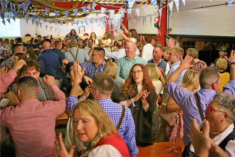 O’zapft is: Hunderte feiern bei Oberharzer Oktoberfesten Beste Stimmung herrscht bei Einheimischen und Gästen an der Großen Oker. Foto: Jung