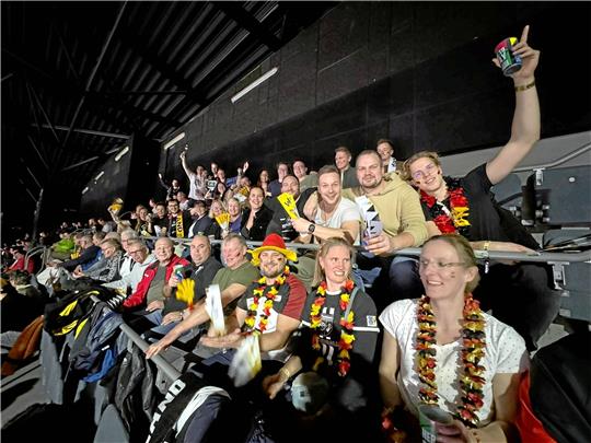 Beste Stimmung herrscht bei rund 40 Mitgliedern der HSG Bad Harzburg/Vienenburg, die am Montag in Köln den Sieg der deutschen Mannschaft beim Hauptrundenspiel gegen Ungarn miterleben. Foto: Privat