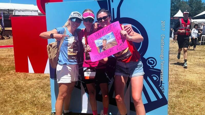 Nach dem Schreck läuft es für eine Astfelderin bei der WM perfekt Beste Stimmung nach dem Zieleinlauf: Jessica Koch (M.) wird von ihren besten Freundinnen Vanessa (l.) und Simone für Platz 35 in ihrer Altersklasse bei der WM im Triathlon70.3 beglückwünscht.