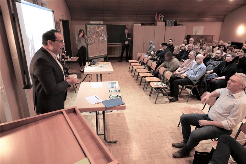 Bestens gefüllter Saal in der Kurt-Klay-Schule. Das Interesse an einer aktiven Dorfgestaltung ist groß und auch die Beteiligung an den Workshops war sehr engagiert. Fotos: Neddermeier
