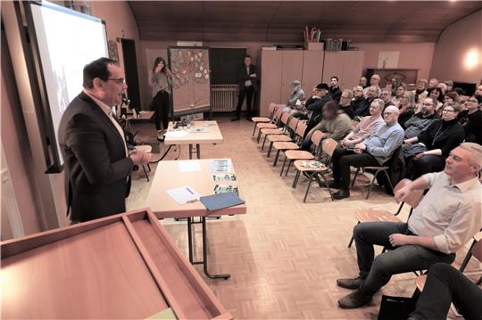 Bestens gefüllter Saal in der Kurt-Klay-Schule. Das Interesse an einer aktiven Dorfgestaltung ist groß und auch die Beteiligung an den Workshops war sehr engagiert. Fotos: Neddermeier