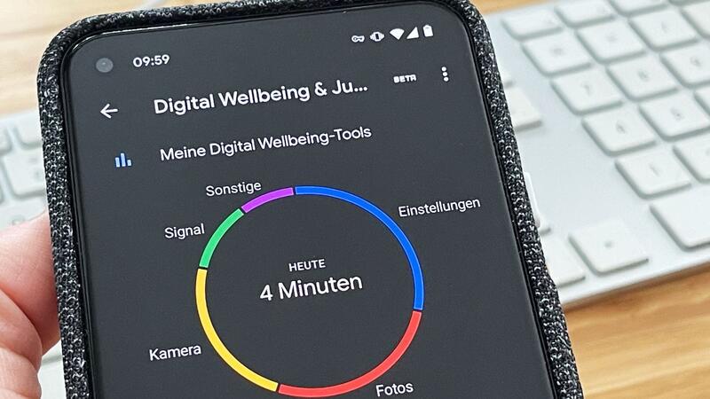 8 Tipps für einen achtsamen Umgang mit dem Smartphone Bestimmte Apps zeigen auf, wie viel Zeit man wirklich mit dem Smartphone und sozialen Medien verbringt.