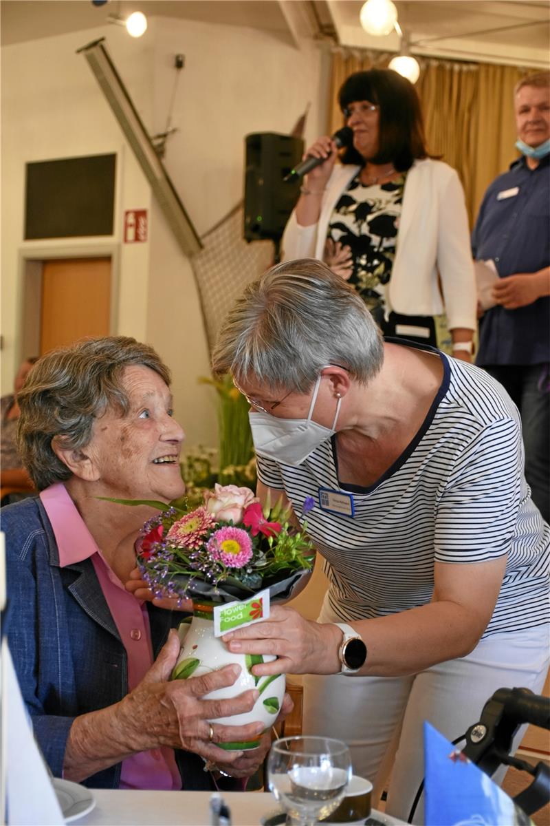 Bestrickend: Ehrung der Mutter aller Decken im Abendfrieden, „Schwester Ellen“ (Eleonore Biegler, 93, li.) durch Kronenkreuz-Trägerin Teresa Hellmann.