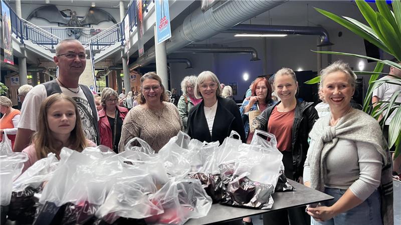 Goslar-Premiere: Weihnachtliches Wohlfühlkino mit Wolle und Nadeln Bestrickender Empfang im Cineplex (v.l.): Jan und Manuela Zoellner mit Enkelin Leni (11), Brigitte Hoppmann, Giulia Eikemeyer und Iris Kanter haben für jeden Gast ein Wollknäuel mit Strickanleitung parat.