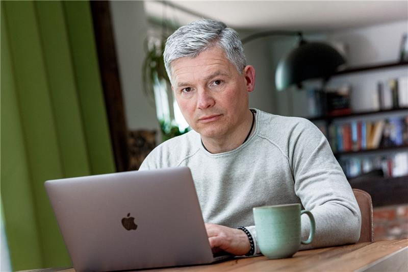 Bestseller-Autor Andreas Winkelmann sitzt vor seinem Laptop.