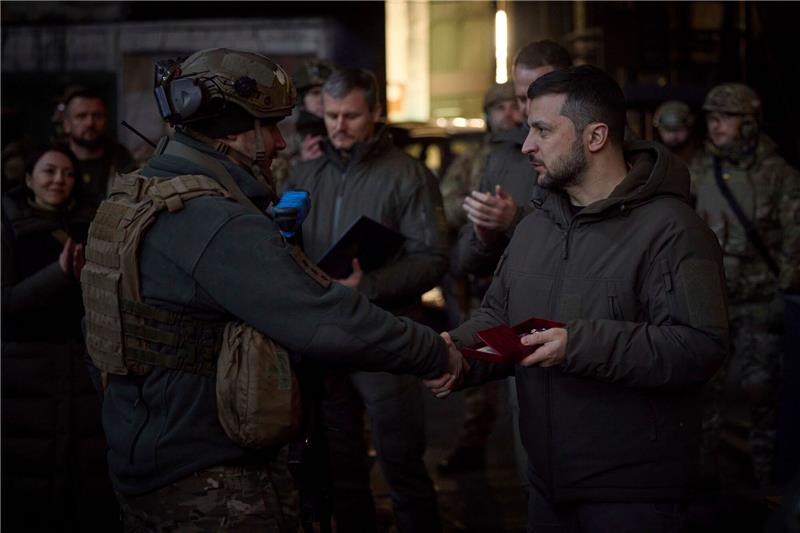 Krieg gegen die Ukraine: So ist die Lage Besuch an der Front: Präsident Wolodymyr Selenskyj (r) zeichnet in Bachmut einen Soldaten aus.