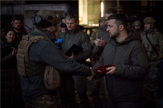 Besuch an der Front: Präsident Wolodymyr Selenskyj (r) zeichnet in Bachmut einen Soldaten aus.