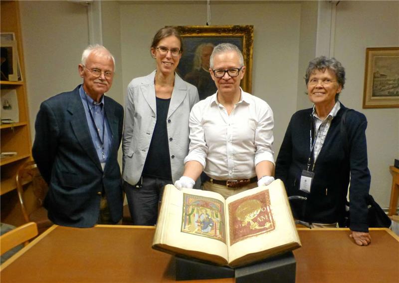 Besuch aus Goslar im schwedischen Uppsala: Dr. Ulrich Krynitz (li.) und Frau Gunilla (re.) lassen sich im Mai 2016 von der Kulturerbe-Abteilungsleiterin Dr. Maria Berggren und Konservator Lars Björdal die prächtige fast 1000 Jahre alte Kaiserbibel zeigen.  Foto: Universitätsbibliothek Uppsala