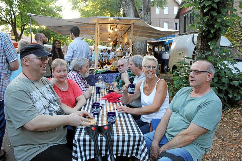 Besuch aus Helmstedt: gemütliche Pause für wackere Marktbummler.