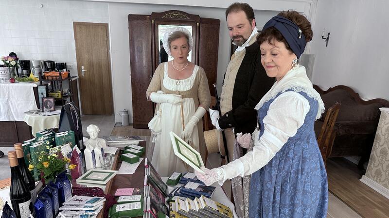 Besuchen den Goethegeburtstag in historischen Kostümen (v.r.): Marianne Wallach sowie Christian und Cassandra Schild.