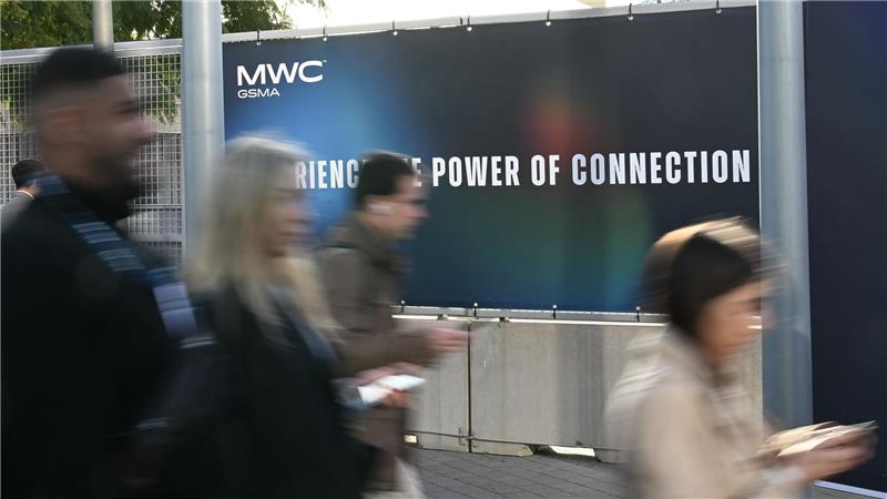 Besucher auf dem Weg zum MWC 2025 - auch dieses Jahr werden Menschenmassen in die Hallen strömen.