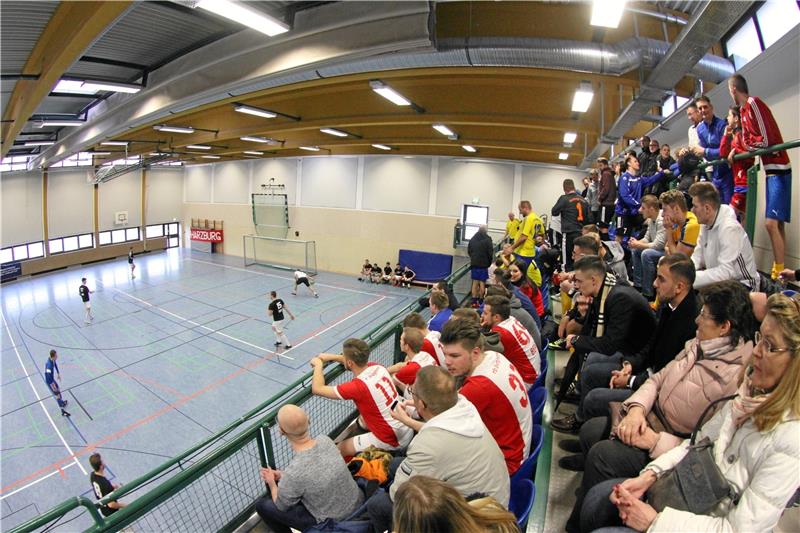 Besucher auf der Tribüne, die Spaß daran haben, den Thekenmannschaften beim Fußballspielen zuzusehen – so haben es die Veranstalter gern. Probleme bereiteten nur die (paar) Leute, die in der Vergangenheit ein wenig zu viel Spaß hatten … Fotos: GZ-Archiv