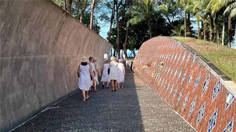 Besucher aus aller Welt kommen noch heute in die Tsunami-Gedenkstätte in Khao Lak, wo auch an viele deutsche Opfer erinnert wird.