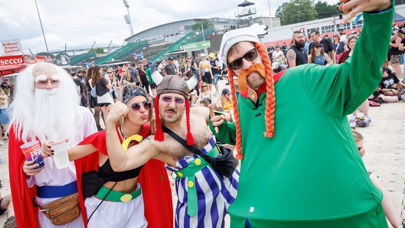 Positive Bilanz bei Rock im Park und Rock am Ring Besucher beim Open-Air-Festival „Rock im Park“ tragen Kostüme der Comic-Figuren Panoramix, Asterix, Obelix und Majestix.