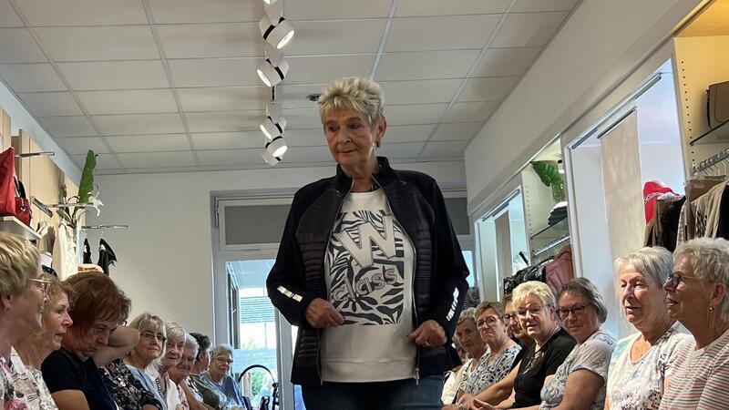Modenschau bei „No1 Mode“ in Goslar Besucher bestaunen das Outfit eines Models.