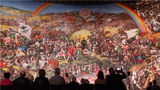 Besucher betrachten das Bauernkriegspanorama des Malers Werner Tübke im Panorama Museum in Bad Frankenhausen. Der Volksaufstand vor einem halben Jahrtausend hat auch Spuren in Goslar hinterlassen.