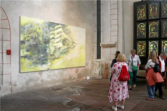 Besucher der Ausstellung in der Marktkirche beim Betrachten eines Bildes von Isabelle Dutoit. Fotos: Hartmann