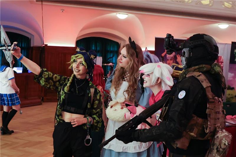 Bunte Kostüme bei Comic- und Spiele-Messe „JenaCo” Besucher der Comic- und Spiele-Messe "JenaCon“ im Volkshaus in Jena.
