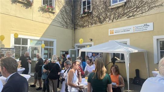 Besucher der Festlichkeiten des Tagestreffs.