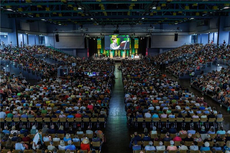 Besucher des 38. Deutschen Evangelischen Kirchentages verfolgen die Bibelarbeit von Bundespräsident Frank-Walter Steinmeier.
