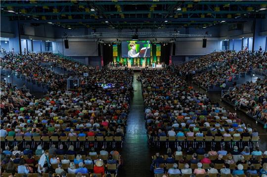 Besucher des 38. Deutschen Evangelischen Kirchentages verfolgen die Bibelarbeit von Bundespräsident Frank-Walter Steinmeier.