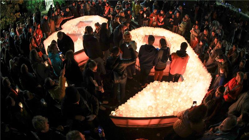 Besucher des Lichtfestes stellten Kerzen in der Leipziger Innenstadt auf. Jedes Jahr am 9. Oktober gedenken die Leipziger der Montagsdemonstrationen im Herbst 89, die den Sturz des SED-Regimes zur Folge hatten.