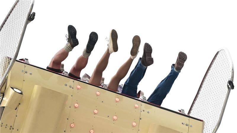 Bilder des Tages Besucher des Volksfests Cannstatter Wasen in Stuttgart sitzen in einem Fahrgeschäft. Der „Wasen“ ist nach dem Münchner Oktoberfest das zweitgrößte Volksfest in Deutschland.