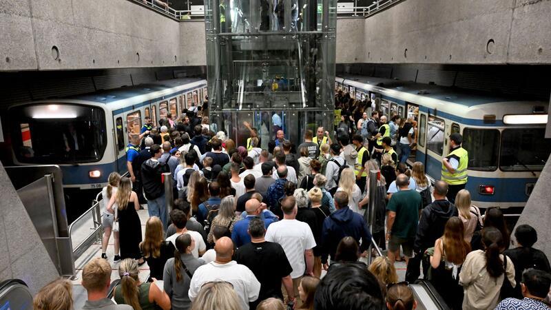 Besucher des ersten Adele-Konzerts strömen danach zur U-Bahn. Die britische Sängerin Adele gibt bis Ende August Konzerte in München.