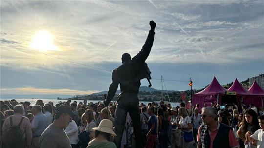 Besucher drängen sich am Denkmal für einen der berühmtesten Montreux-Besucher, Freddie Mercury, vor dem Eingang der Seebühne.