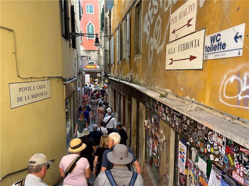 Eintrittsgeld bringt Venedig erste Million Besucher drängen sich in der "Calle de la Madoneta", eine der engen Gassen Venedigs.