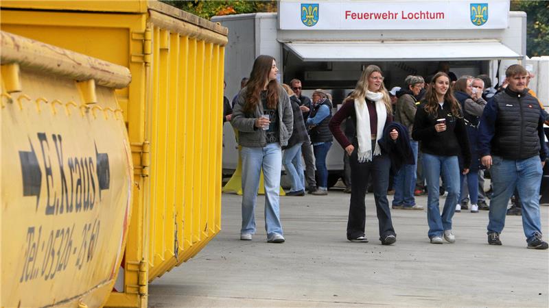 Containerdienst E. Kraus: Premiere in der langen Firmengeschichte Besucher erkunden beim Tag der offenen Tür das weiträumige Gelände an Standort Innerstetal 11.