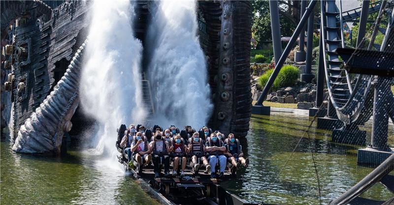 Besucher fahren mit einer Achterbahn im Heide Park Soltau.