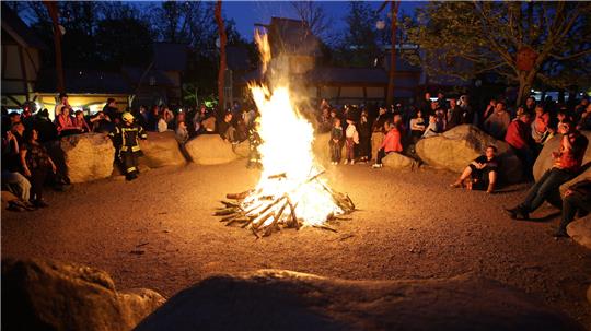 Besucher feiern auf dem Hexentanzplatz in Thale Walpurgis.